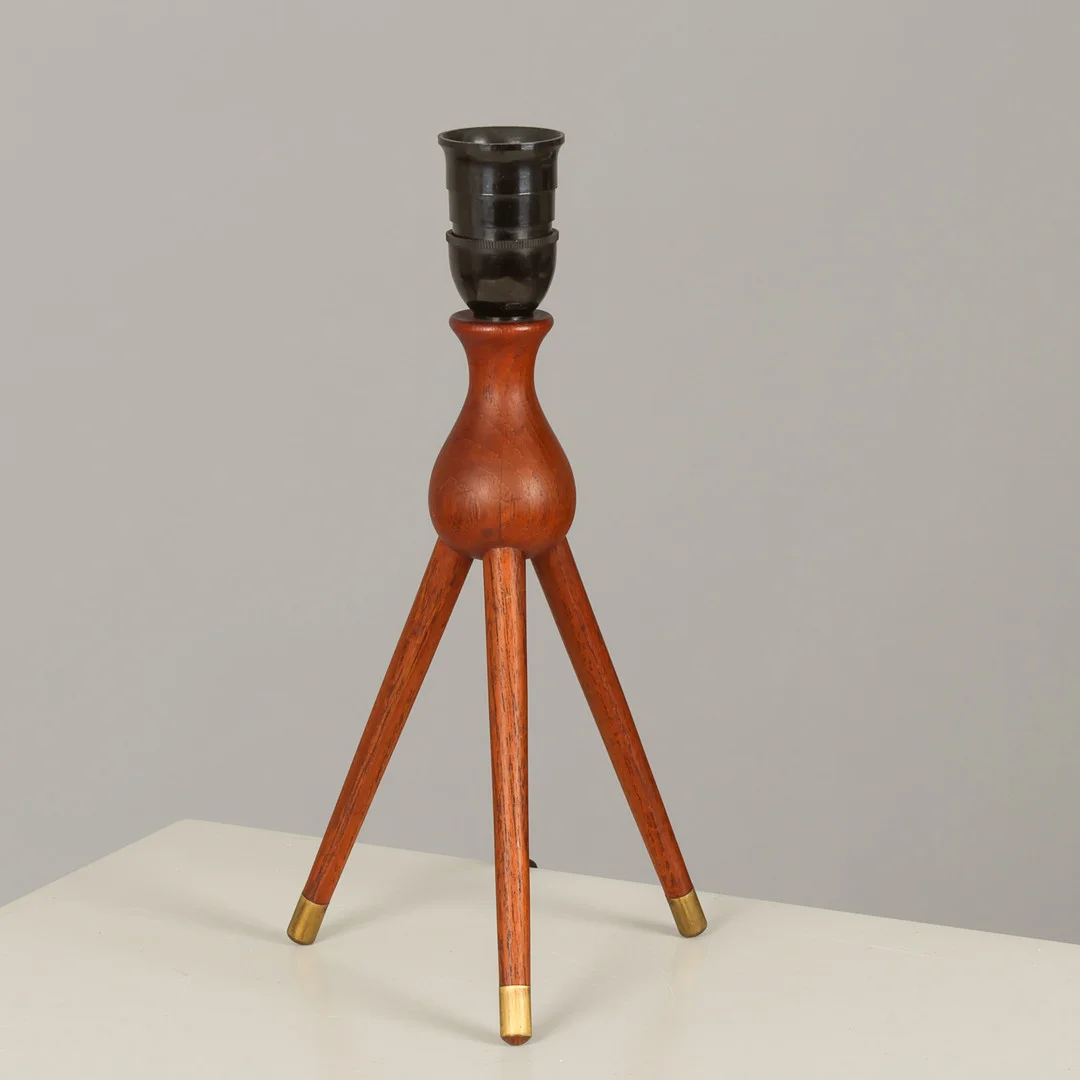 Dansk design, tripod bordlampe af teak med sko af messing, Danmark, 1950/60'erne. — Table Lamps — Palsgaard Kunstauktioner
