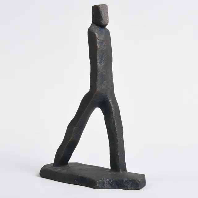 ERIK HEIDE. (1924-2024) Skulptur i bronze “På vej”. Signeret Erik Heide 2000.