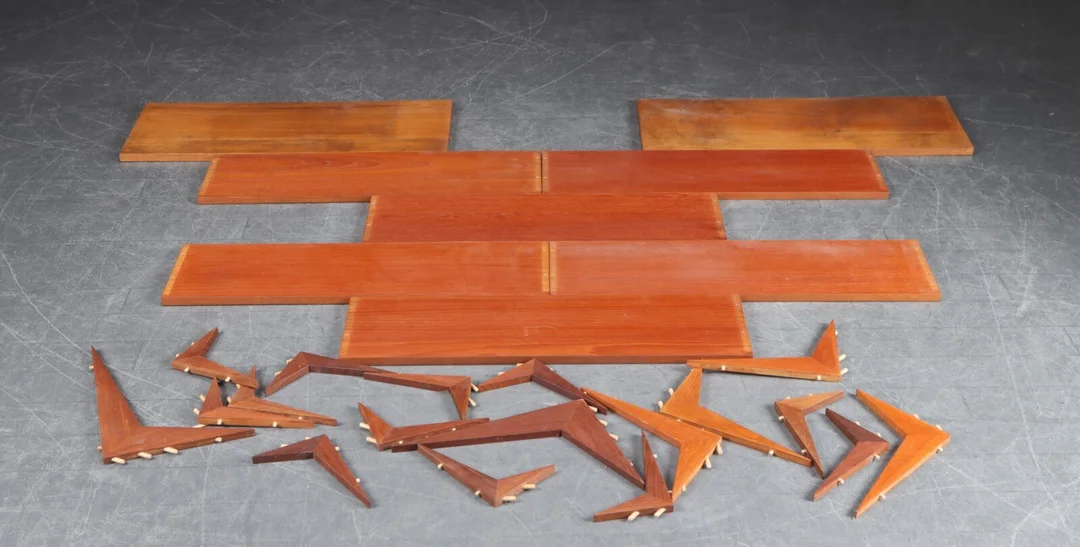 Poul Cadovius. Væghængt 'Royal System' af teaktræ, 1960'erne (14) — Furniture/Shelving — Lauritz
