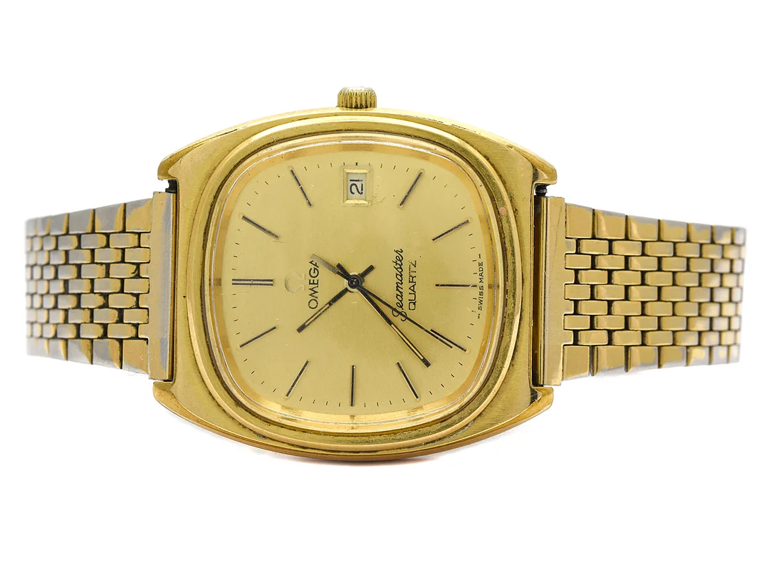 OMEGA, Seamaster, Cal 1342, Serie nr. 40760485, Ref nr. MD 196.0081, Boett nr. 196.0081, herrur, 35 x 35 (40) mm, doublé (20 micron), quartz, plexiglas, datum, skadad urtavla, defekt, skadad boett, ca 1977, metallänk ej original. — Klockor/Omega — Kaplans