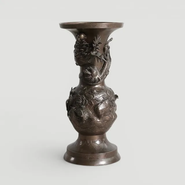 Kinesisk vase af patineret bronze, støbte med drager, fugle og bølgeformationer i relief. Kina, 19. årh.