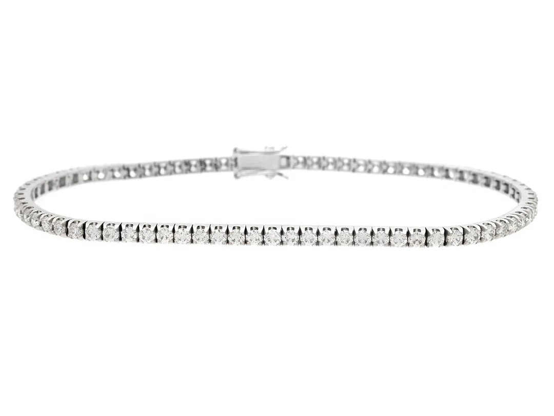 TENNISARMBAND, 18K vitguld, 76 briljantslipade diamanter ca 2,66 ctv, ca TW-TCr/VS-SI, längd 17,5 cm, vikt 7,8 g, enstaka diamanter har nagg. — Smycken/Tennisarmband — Kaplans
