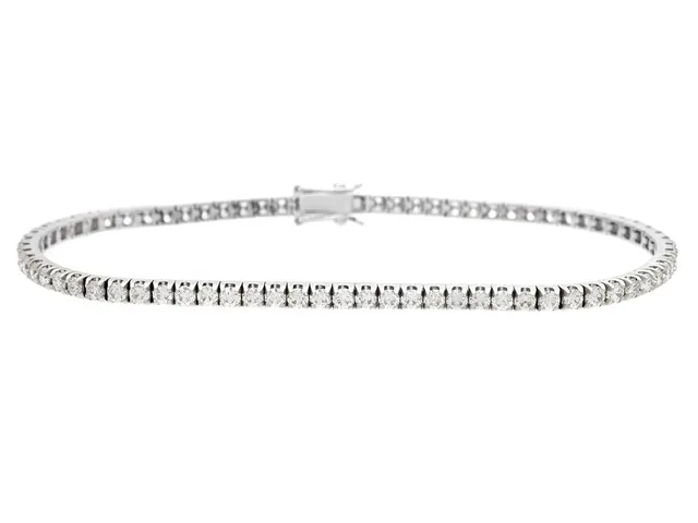 TENNISARMBAND, 18K vitguld, 76 briljantslipade diamanter ca 2,66 ctv, ca TW-TCr/VS-SI, längd 17,5 cm, vikt 7,8 g, enstaka diamanter har nagg.