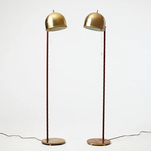 EJE AHLGREN. Golvlampor, ett par, Bergboms, 1960-tal, modell G-075, mässing, stomme klädd i läder.