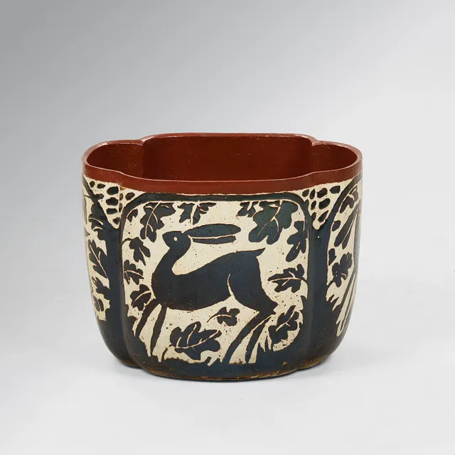 MALENE MÜLLERTZ (F.1949). Unik, monumental stentøjskrukke med oval, svejfet form delvist glaseret i sort- og rødbrune nuancer, udsmykket med håndmalet motiver af egeløv og harer, eget værksted i København, Danmark, 1970'erne.