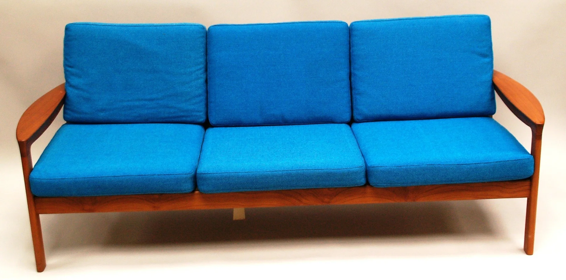 NIELS BACH. SOFA - 3-SITZER, Dänemark, Royal Skandinavia, Komfort. — Sofas & Seatings — Auktionshaus Blank