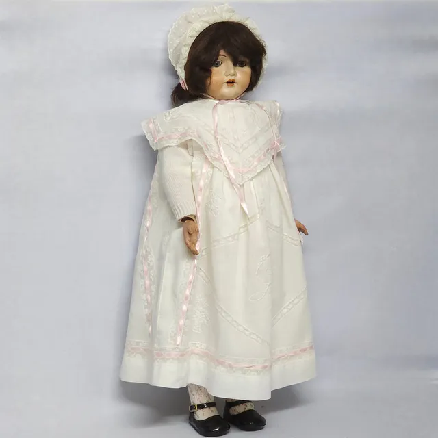 Antigua muñeca caminadora en porcelana y composición. Primer tercio siglo XX.