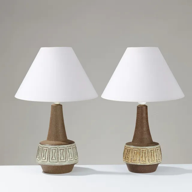 HELGE BJUFSTRØM: Et par bordlamper af mørkt stentøj med hvidglaserede relieffer, modelnr. 6252, Michael Andersen & Søn, Bornholm, Danmark, 1960/70'erne, (2).