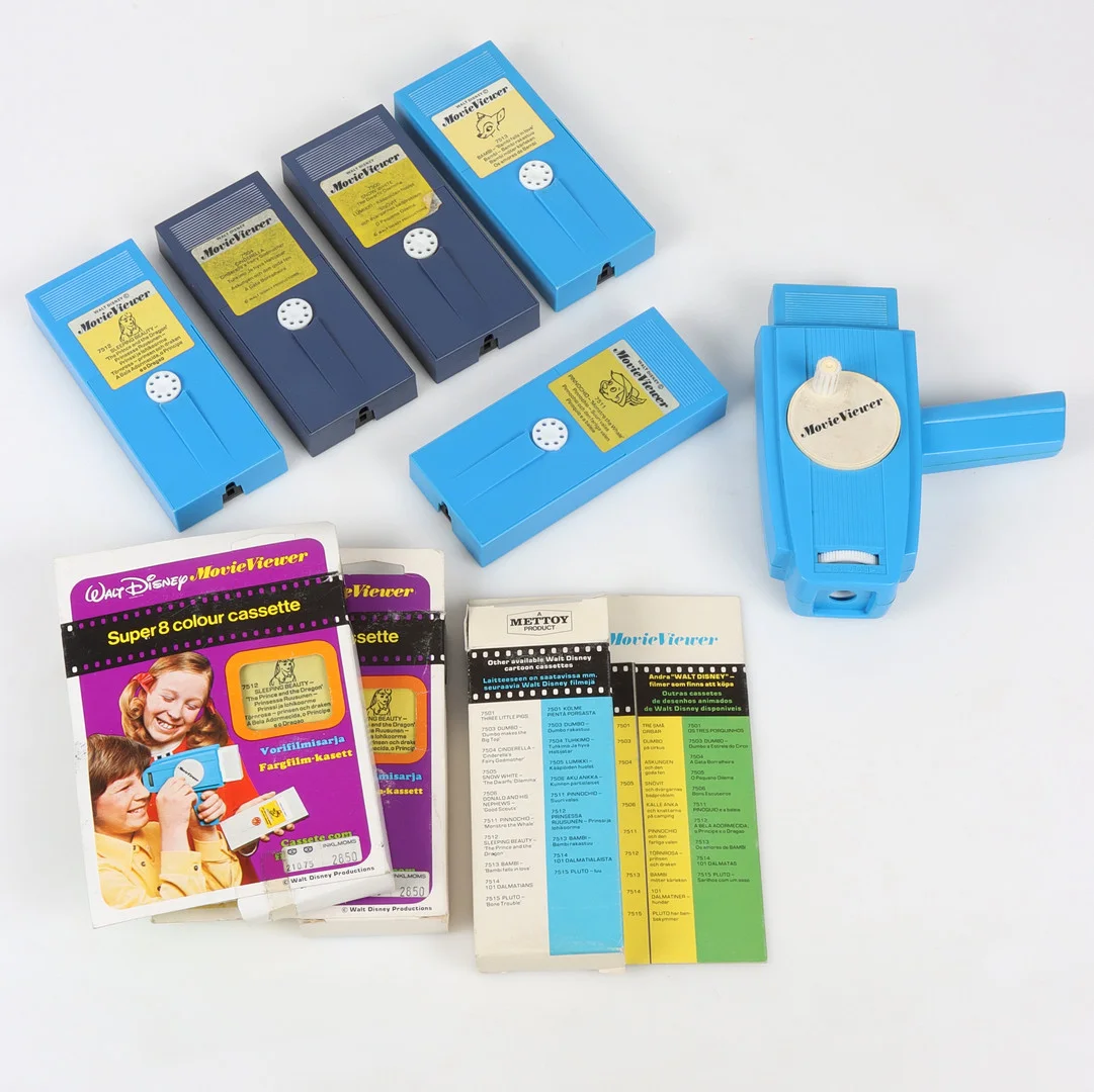WALT DISNEY MOVIE VIEWER med Super 8-film, 10 delar, plast, 1970-tal. — Other toys — Stadsauktion Sundsvall