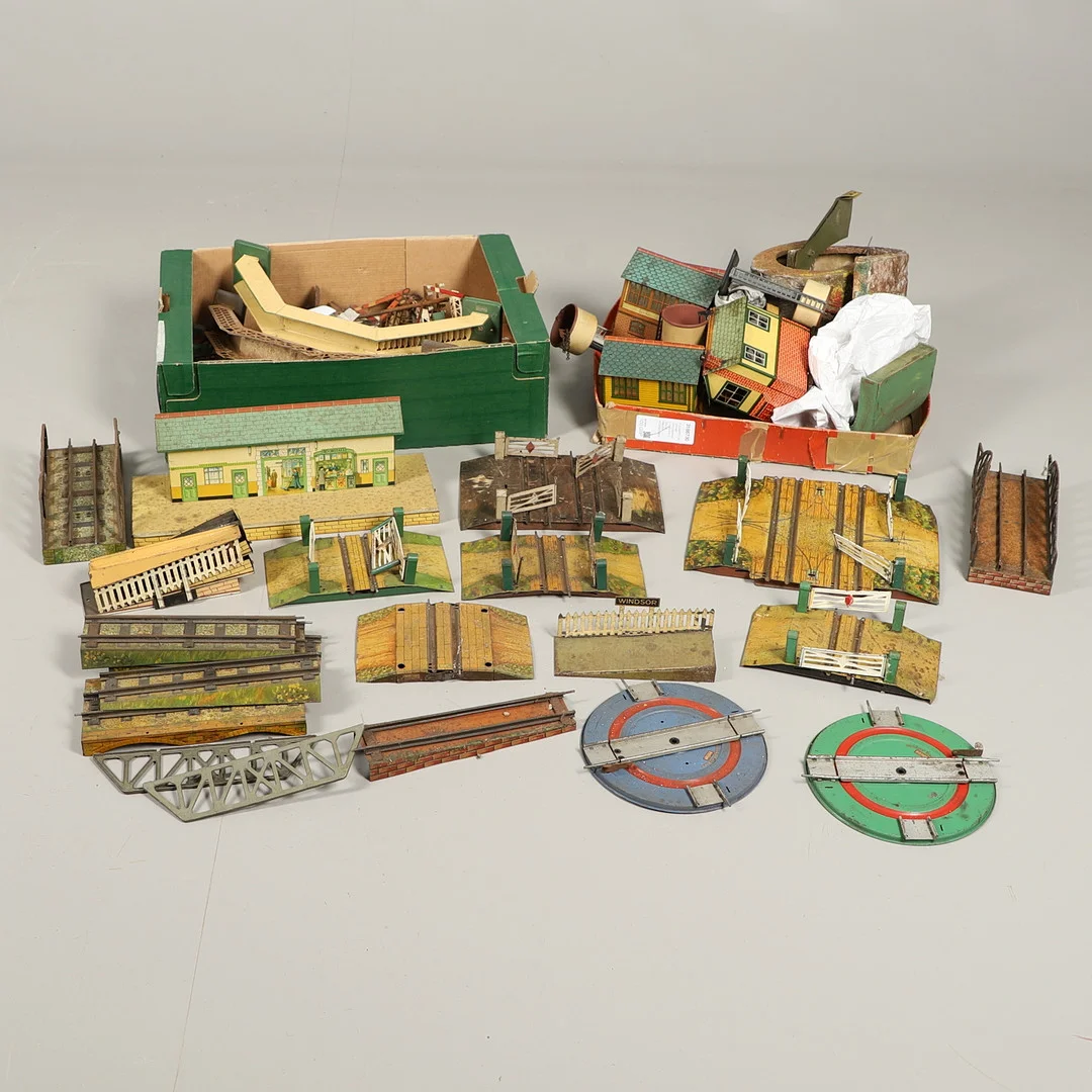 A QUANTITY OF HORNBY LITHOGRAPHED TINPLATE O GAUGE RAILWAY ACCESSORIES. — Toys — Lawrences Auctioneers