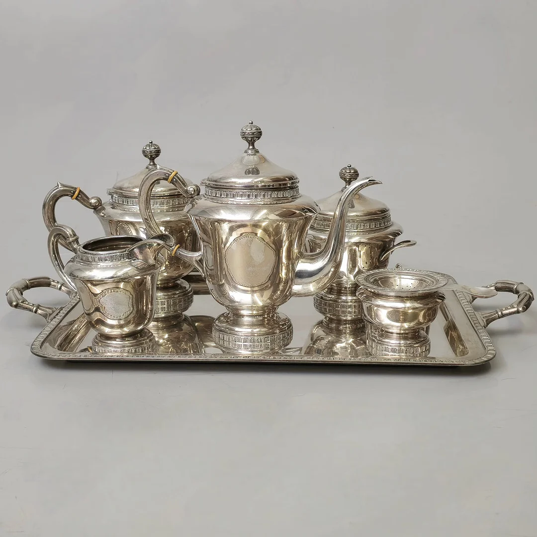 JUEGO DE CAFÉ Y TÉ CON BANDEJA EN PLATA PUNZONADA Y CENEFA ENRIQUECIDA CON MOTIVOS GEOMÉTRICOS. — Silver — Barcelona Auctions