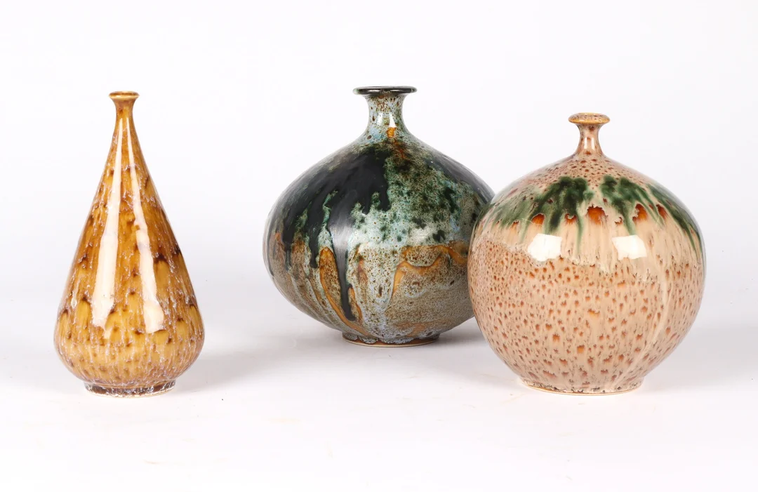 Gunnar Andersson. Three vases of glazed stoneware. (3) — Glass, porcelain and ceramics/Vases, bowls, dishes — Lauritz