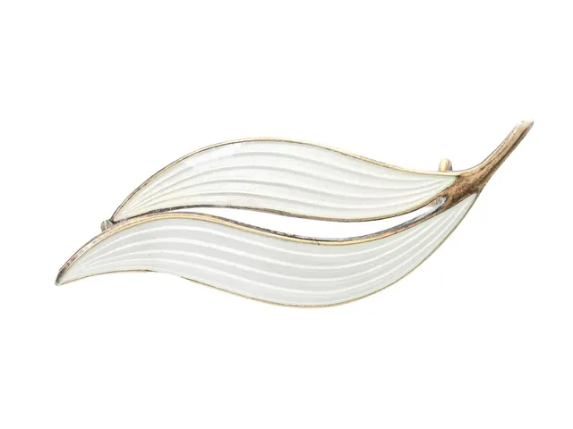 AKSEL HOLMSEN, brosch, förgyllt sterlingsilver, vit emalj, Norge, längd 5,5 cm, vikt 6,9 g,