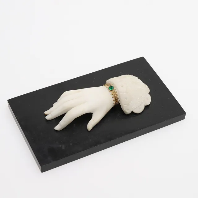 BREVPRESS, skuren alabaster med postament av svart marmor, Italien, 1900-talets första del.