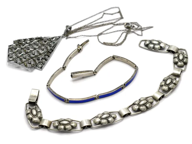 2 ST ARMBAND, 1 KEDJA/HÄNGE, silver, blå emalj, glasstenar.