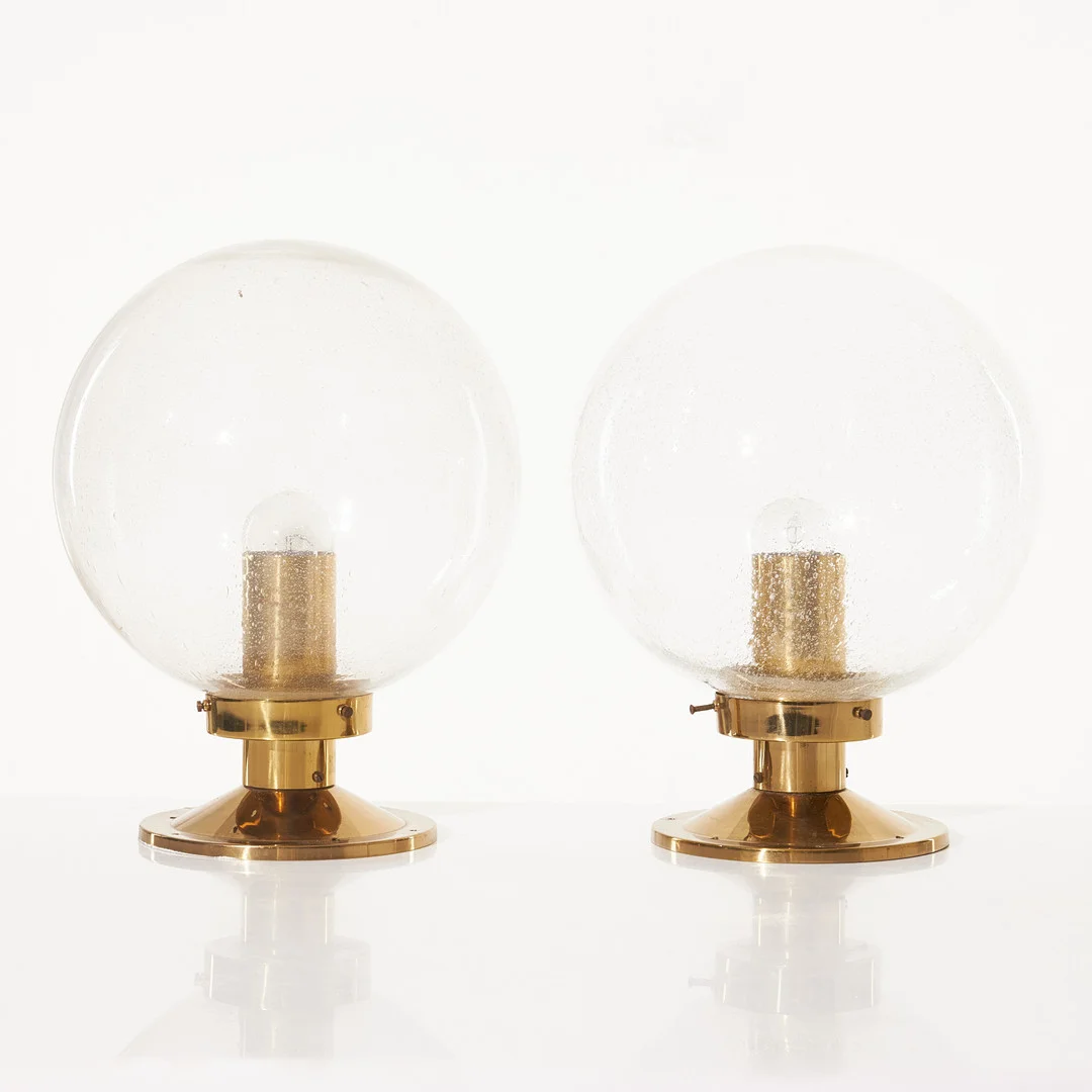 HANS-AGNE JAKOBSSON. taklampor, ett par, "Globus", modell T 472, Markaryd, mässingsfäste med kupa av bubbligt klarglas, etikettmärkta. — Ceiling lights — Stockholms Auktionsverk Magasin 5