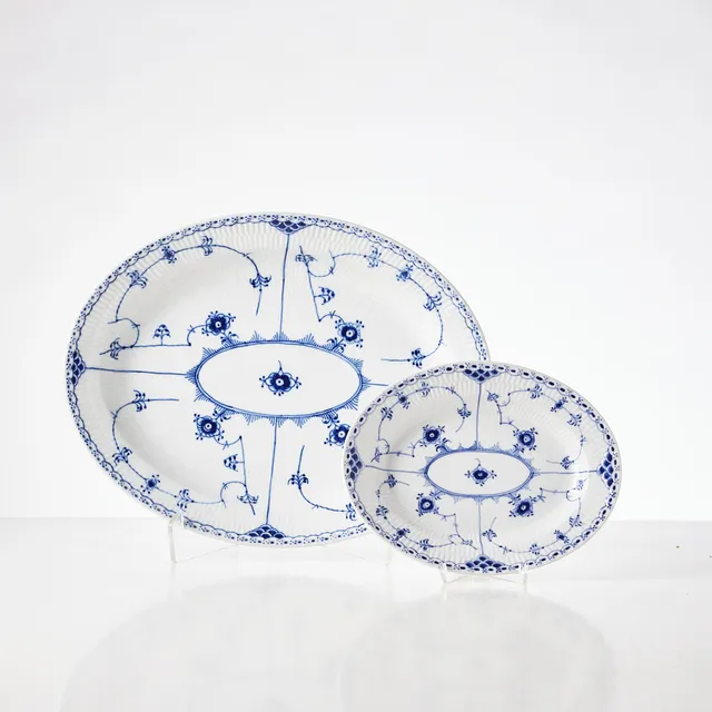 ROYAL COPENHAGEN, "Musselmalet" serveringsfat, 2 st, halvblond, modellnr. 531 och 534.