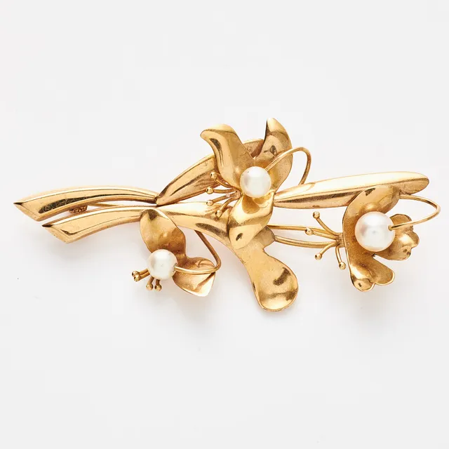 BROSCH, 18K guld med odlade pärlor, Stockholm 1945.