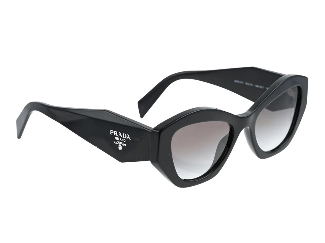 SOLGLASÖGON, PRADA, SPR 07Y, 53 19, 1AB-0A7, 145, 2N, svarta bågar, mörkt glas, etui, ojämna bågar. — Accessoarer/Solglasögon — Kaplans