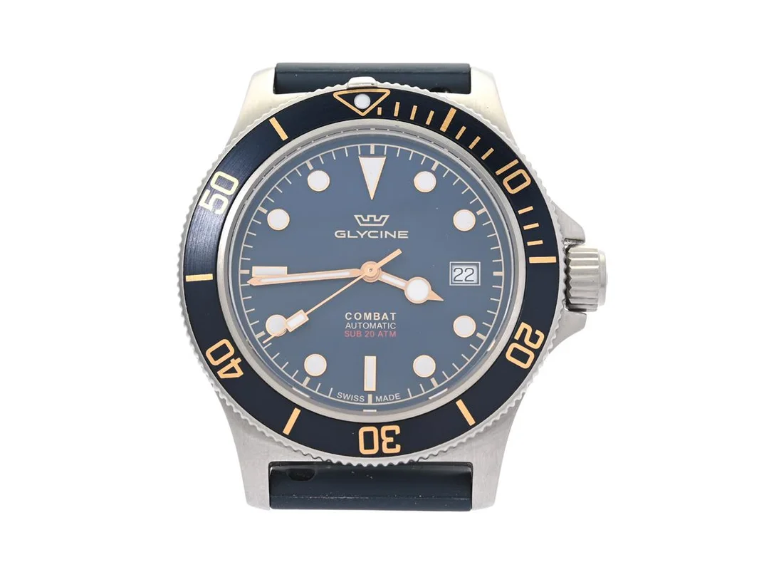 GLYCINE, Combat SUB 42 (20 ATM), Cal GL224 (SW 200-1), Serie nr. 1086238, Ref nr. GL0327, herrur, 42 mm, stål, automatisk, safirglas, datum, gummiband, originalspänne, cert, april 2023 box, ytterkartong. — Klockor/Glycine — Kaplans