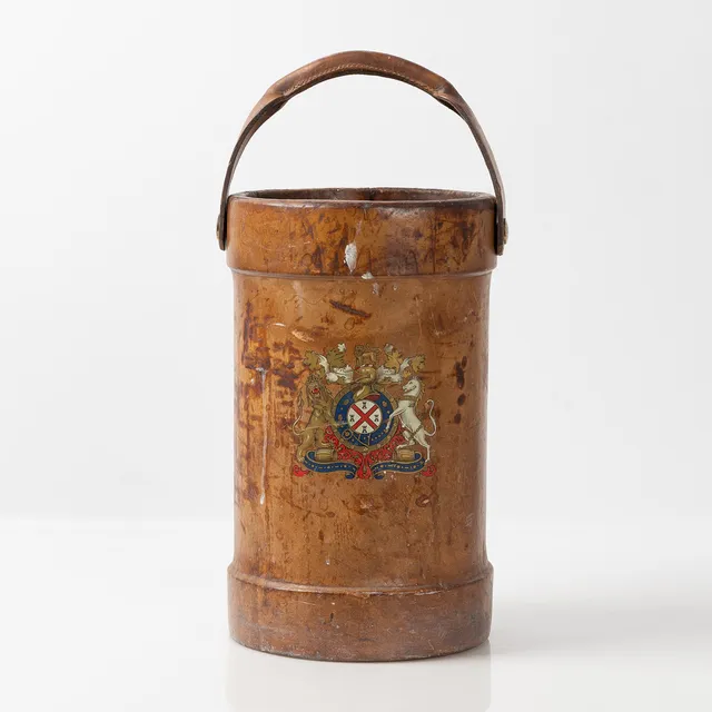 PARAPLYSTÄLL, cylinderformad och läderklädd med dekor av engelsk vapensköld, 1900-tal.