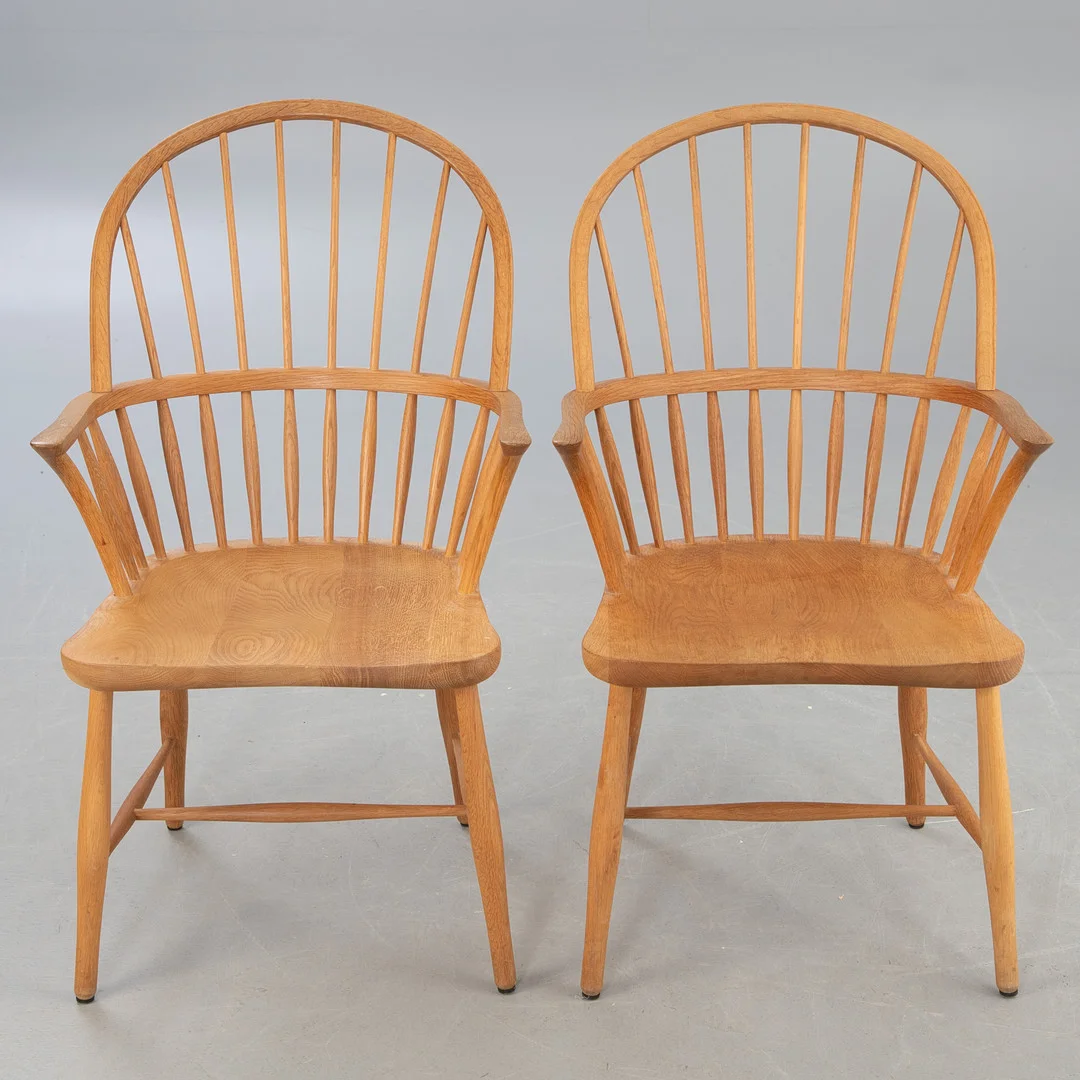 Paar Armlehnstühle, "Windsor Chair","FH38", "CH18A", Frits Henningsen, Carl Hansen & Søn, Dänemark. (2). — Armchairs & Chairs — Stockholms Auktionsverk Hamburg
