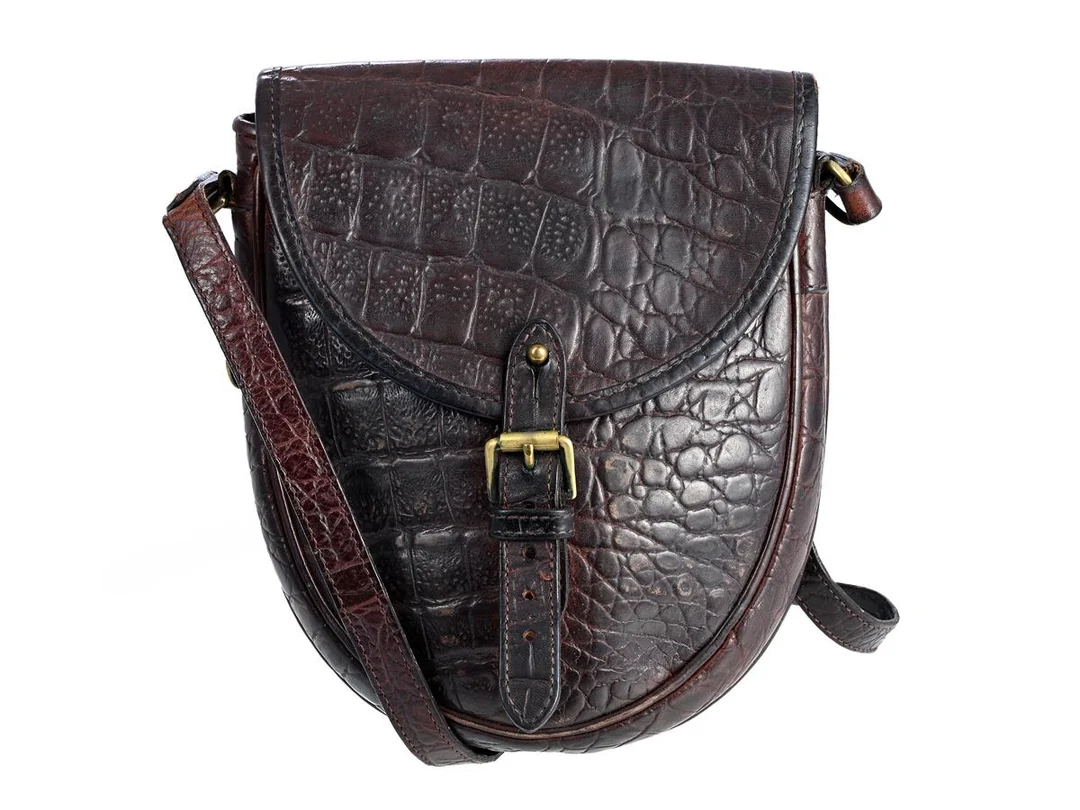 VÄSKA, MULBERRY, vintage, brunt präglat läder, mässingfärgade beslag. 15x22x4 cm, bruksslitage. — Accessoarer/Väskor — Kaplans