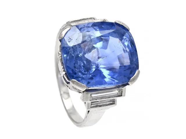 RING, platina, kuddslipad obehandlad safir 11,12 ct, Swedish Gem Lab report GR00695-14026, baguetteslipade diamanter ca 0,30 ctv, Art Deco 1920/30-tal, stl 15,5 mm, vikt 6,9 g, storleksändrad, skada på galleriet, safiren har nagg.