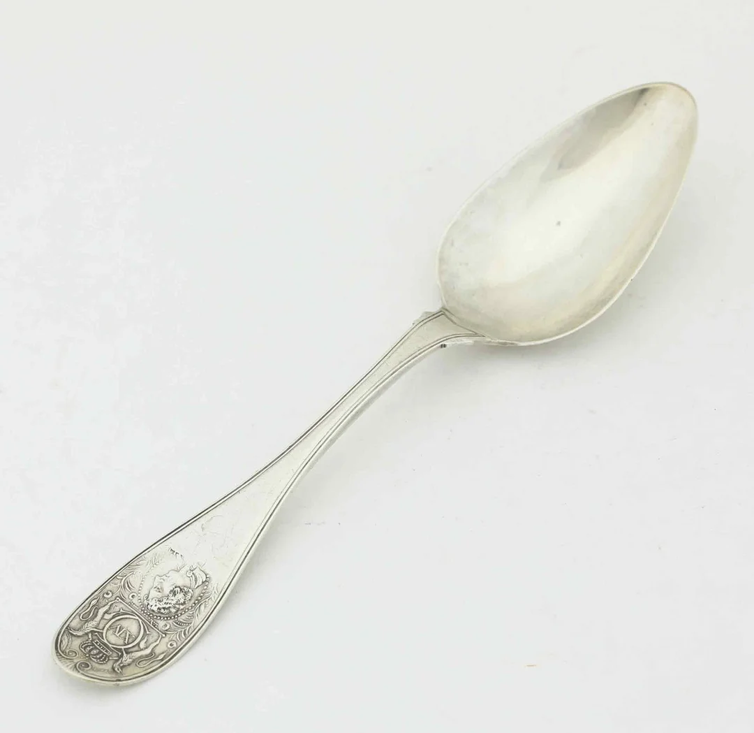 BELÖNINGSSKED, silver, med Karl XIV Johans monogram samt porträtt i profil, omkring 17/1800-tal. — Silver — Hälsinglands Auktionsverk