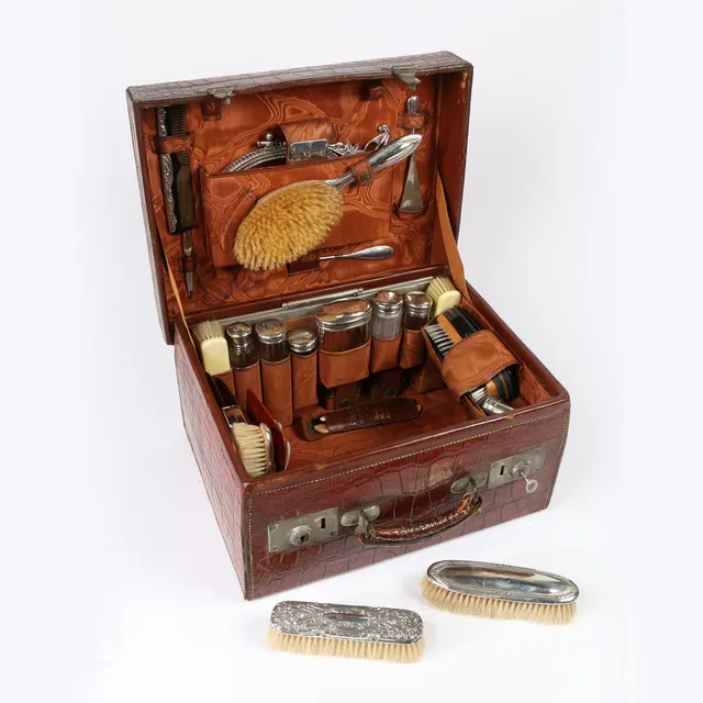 AN EDWARDIAN CROCODILE SKIN VANITY CASE BY JOHN BAGSHAW & SON, LIVERPOOL.