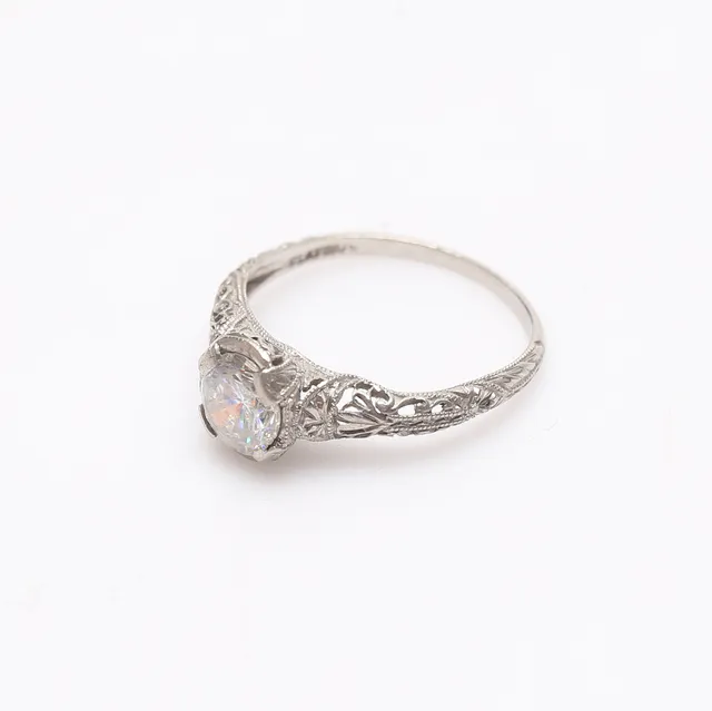 ENSTENSRING, platina med syntetisk sten, 1900-talets första hälft.