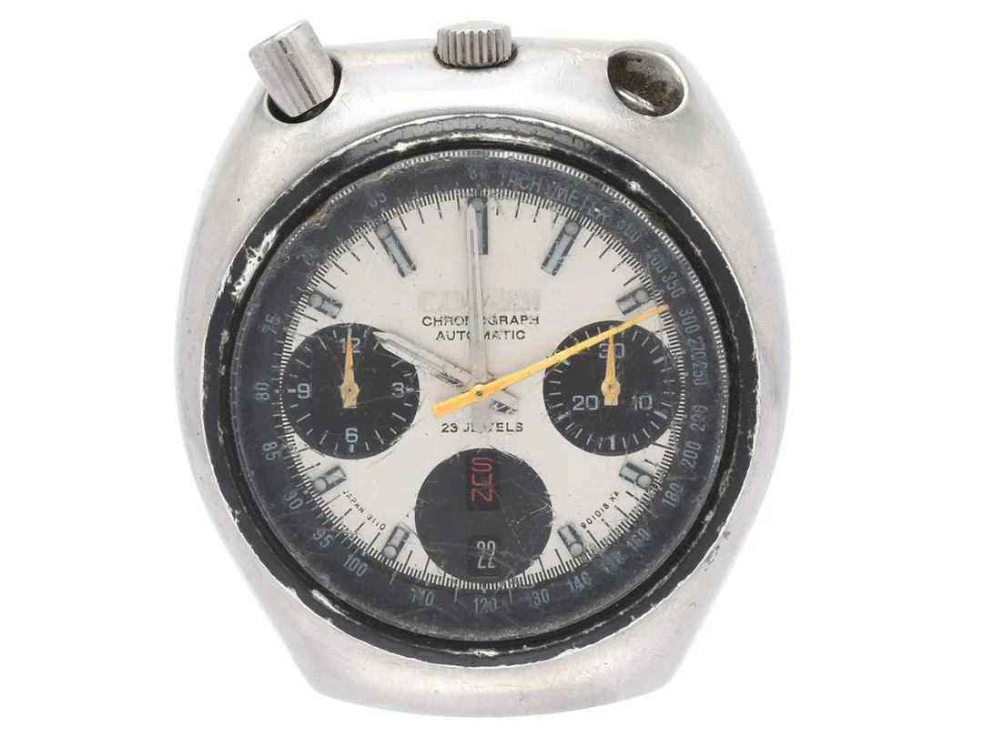 CITIZEN, Chronograph, "Tachymeter", s.k. "Bullhead", Cal 8110A, Serie nr. 30923095, Boett nr. 4-901053-K / 67-9011 / GN-4-S, kronograf (defekt), herrur, 38,5 x 42,5 mm, stål, automatisk, mineralglas, dag, datum, skadad urtavla, defekt, OBS: kronografknapp saknas, ca 1973. — Klockor/Citizen — Kaplans