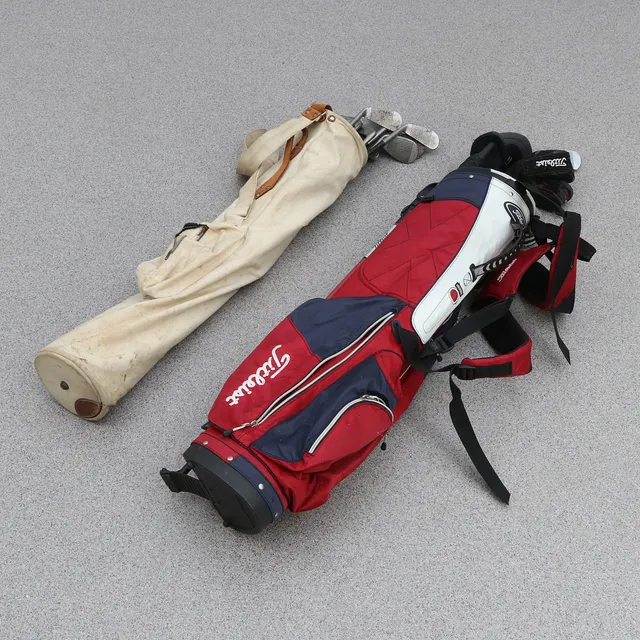 GOLFBAGAR, TVÅ ST MED KLUBBOR. Bl.a. Hickoryklubbor. 1900-tal.