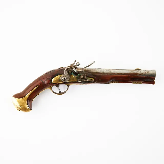 FLINTLÅSPISTOL, 1700-tal, pipa med stålskuren dekor, låsbleck och beslag i mässing, lackerad kolv, kaliber ca 14 mm.