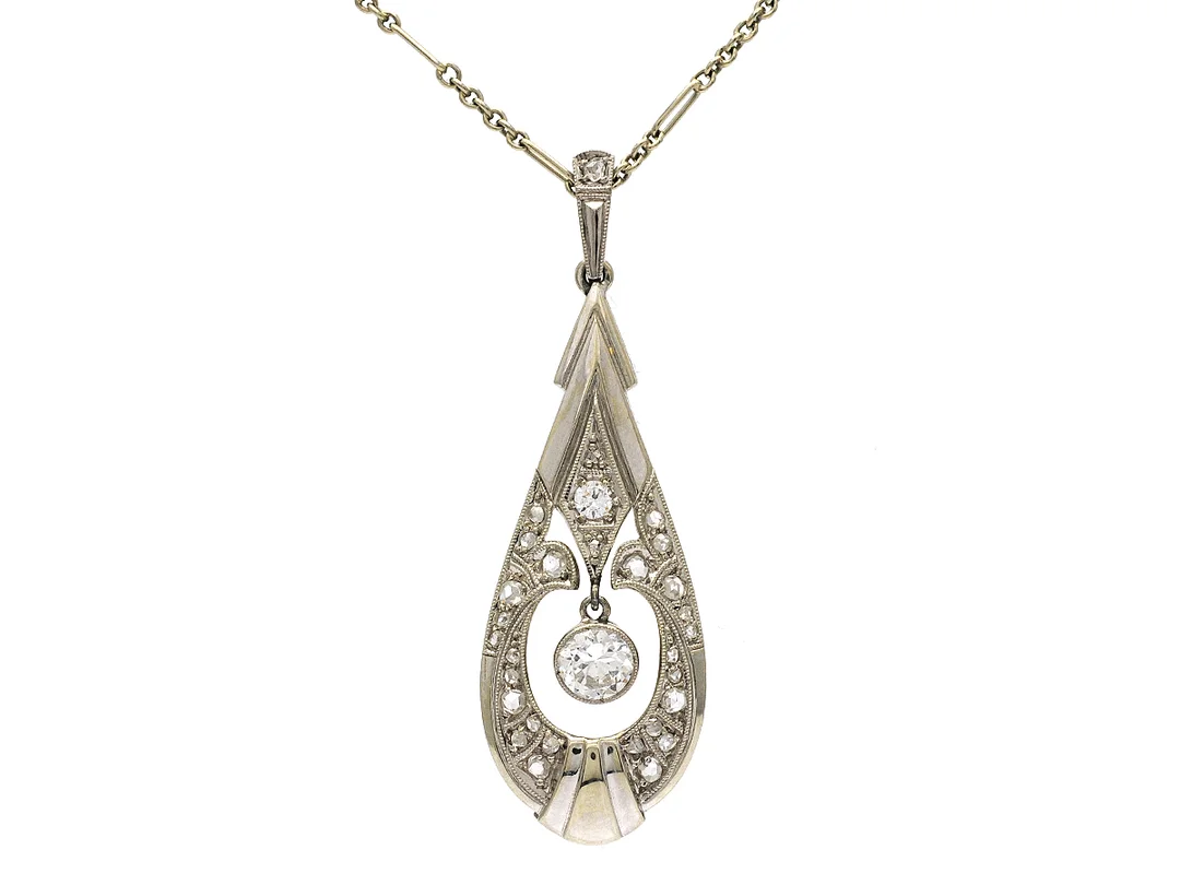 HÄNGE/KEDJA, 18K vitguld, mediumslipad diamant ca 0,32 ct, ca W/VS, rosenslipade diamanter, längd 42 cm, vikt 5,3 g. — Smycken/Hänge med kedja — Kaplans