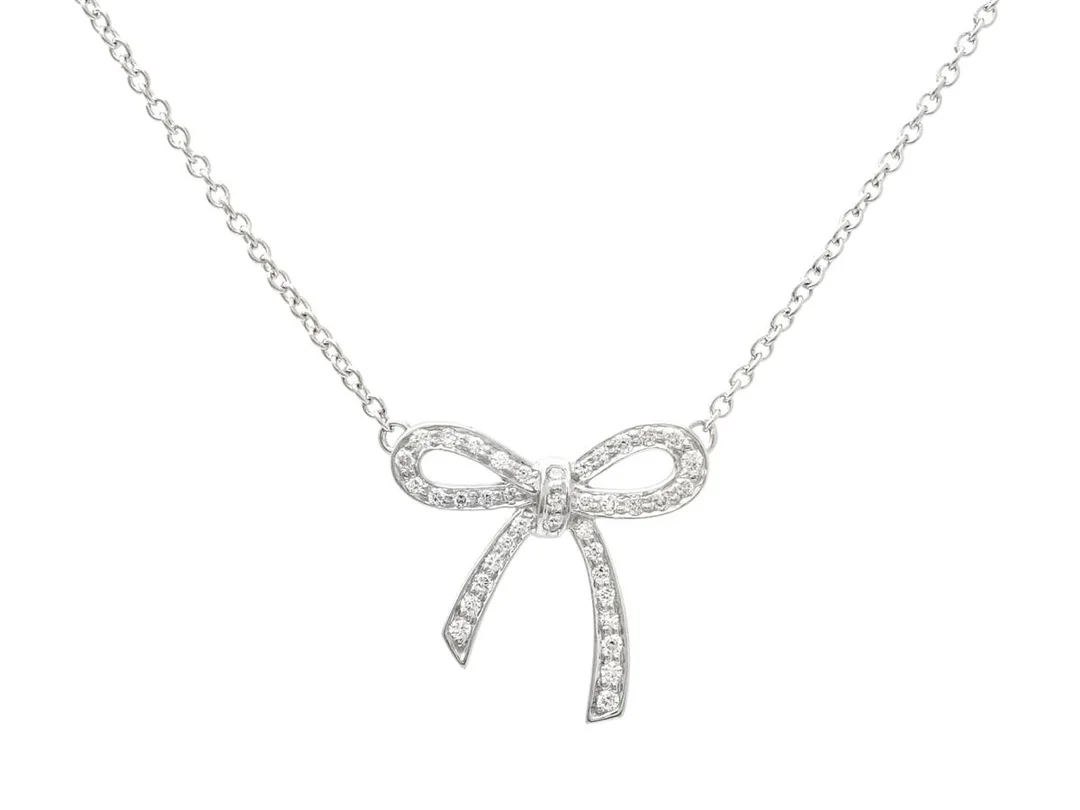 TIFFANY & CO, collier, Bow Pendant, platina, briljantslipade diamanter 0,16 ctv, London 2014, längd 41 cm, vikt 3,3 g, originaletui. — Smycken/Collier — Kaplans