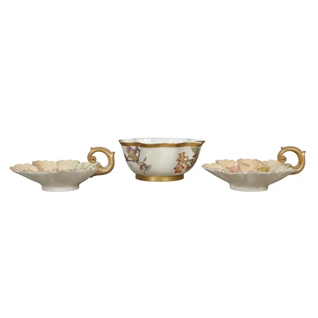 A PAIR OF 19TH CENTURY ROYAL WORCESTER BLUSH IVORY SHELL SHAPED DISHES, TOGETHER WITH A BLUSH IVORY SHAPED BOWL (3).