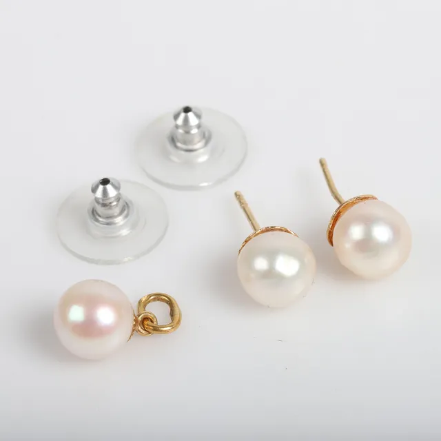 ÖRHÄNGEN SAMT HÄNGE, 18 K guld med odlade pärlor.