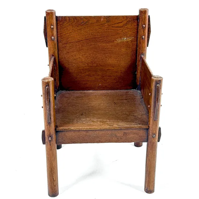 EARLY ARTS & CRAFTS CHILD'S CHAIR.