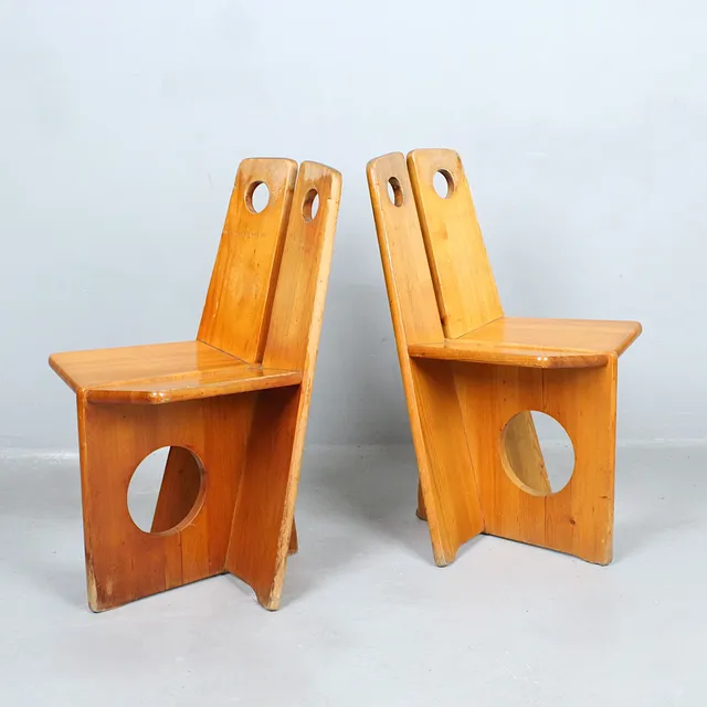 GILBERT MARKLUND. Furusnickarn AB. Paar Stühle / Side Chairs, Pinie, Schweden, 1970er Jahre.