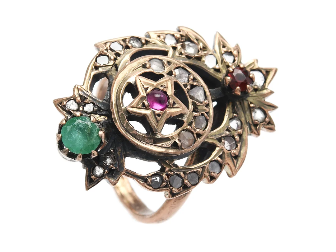 RING, låghaltigt guld, smaragd, granat, rubin, diamanter, stl 16,5 mm, vikt 7,7 g. — Smycken/Ring — Kaplans