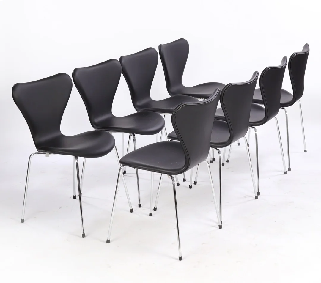 Arne Jacobsen. A set of eight chairs 'Seven', model 3107, black leather (8) — Furniture/Chairs — Lauritz