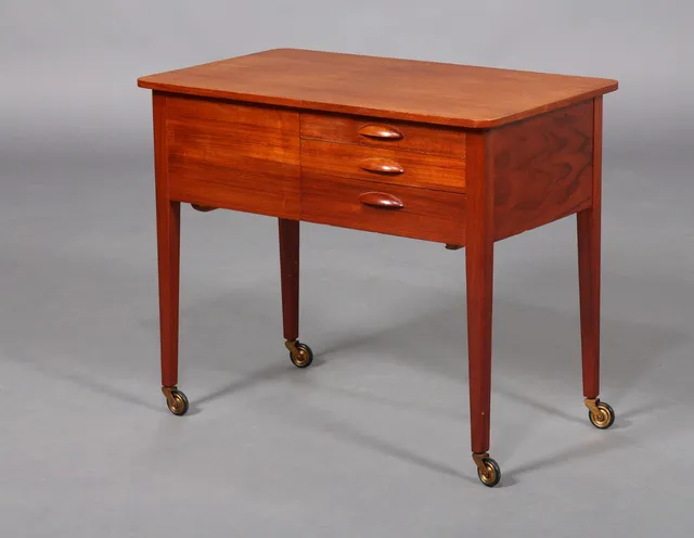 Dansk møbelproducent. Sybord af teak på hjul