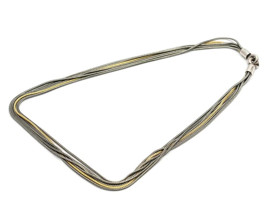 COLLIER, 6-radig rävsvans varav 5 i sterling silver och 1 i 18K guld (ca 5 g), längd 45 cm, vikt 30,4 g. — Smycken/Collier — Kaplans