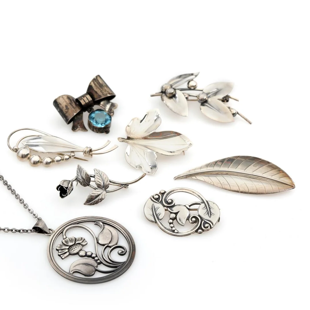 A selection of brooches and a necklace of silver and sterling silver. Total weight app. 62 g. Brooches L. 4–6.4 cm. Necklace L. 62 cm. (10) — Jewellery/Brooches — Bruun Rasmussen