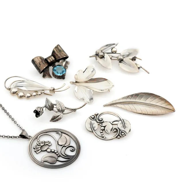 A selection of brooches and a necklace of silver and sterling silver. Total weight app. 62 g. Brooches L. 4–6.4 cm. Necklace L. 62 cm. (10)