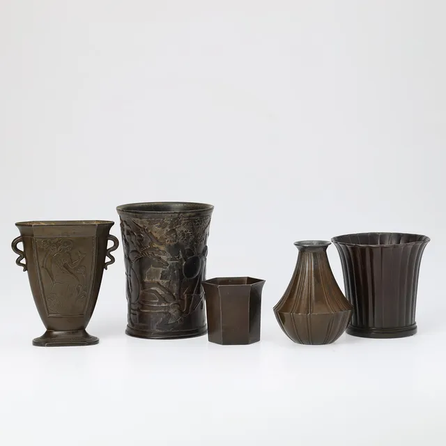 JUST ANDERSEN (1884-1943). Samling Art Deco vaser af Diskometal (5).