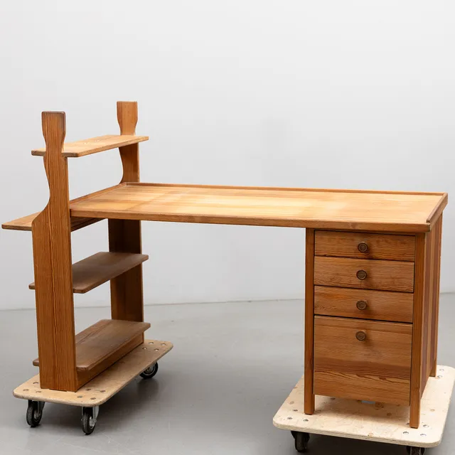 VIDAR MALMSTEN. Skrivbord, furu, tillverkad av Carl Malmsten, brännmärkt CM, 1960-tal.