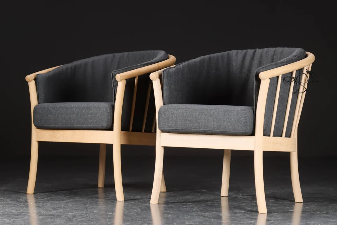 Hurup Møbelfabrik. Par tremmestole af eg. (2) — Furniture/Lounge chairs — Lauritz