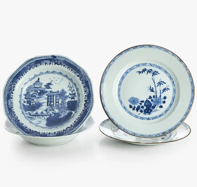 TALLRIKAR (2+2), varav två djupa, kompaniporslin, Kina, dekor i underglasyrblått av pioner och bambu, samt flodlandskap, Qianlong (1736-1795).